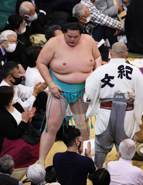 琴ノ若は照ノ富士に寄り切りで敗れる（撮影・足立雅史）