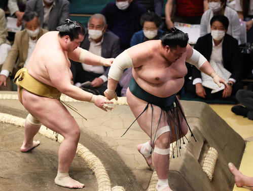 豊山（右）を押し出しで破る輝（撮影・足立雅史）