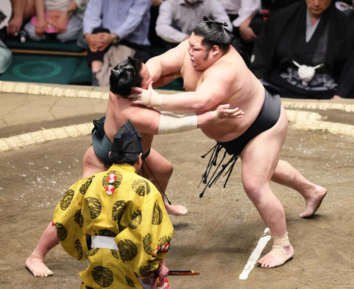 翠富士（左）をとっくり投げで破る千代大龍（撮影・足立雅史）