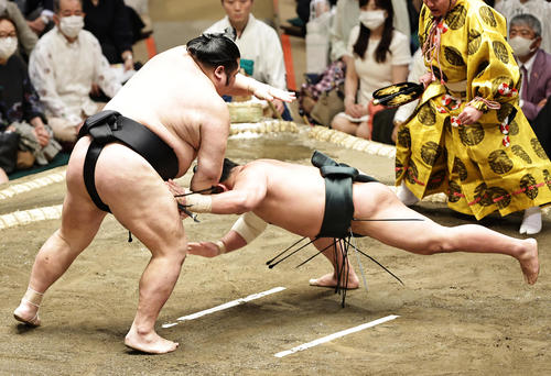 翠富士（右）をとっくり投げで破る千代大龍（撮影・中島郁夫）