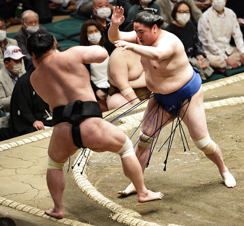 妙義龍（左）を突き出しで破る一山本（撮影・中島郁夫）