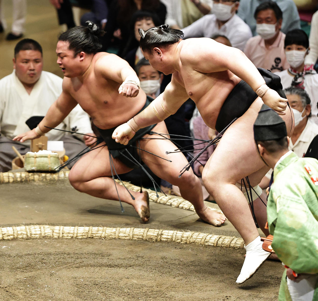 翠富士（左）を小手投げで破る東龍（撮影・中島郁夫）