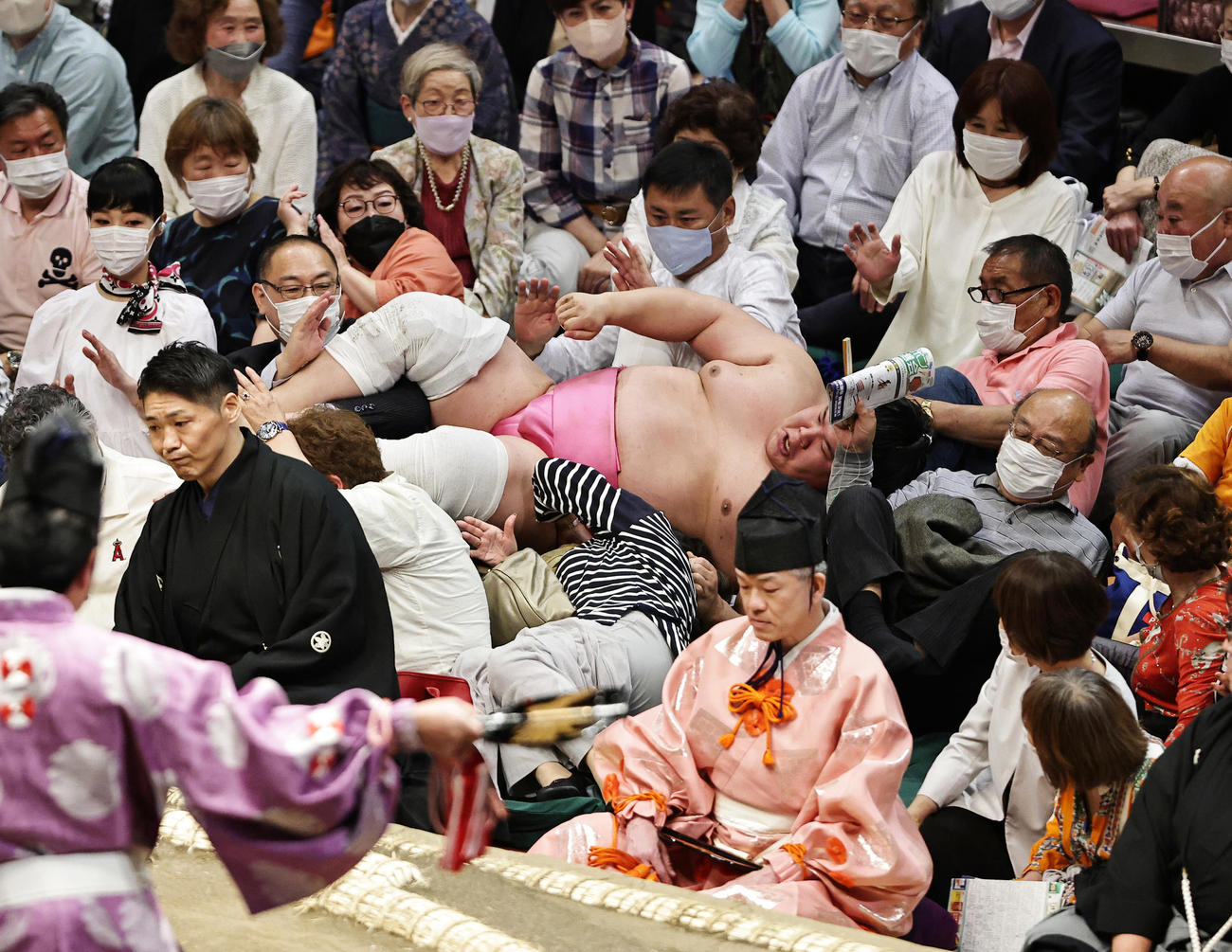 客席に飛び込む宇良（撮影・中島郁夫）