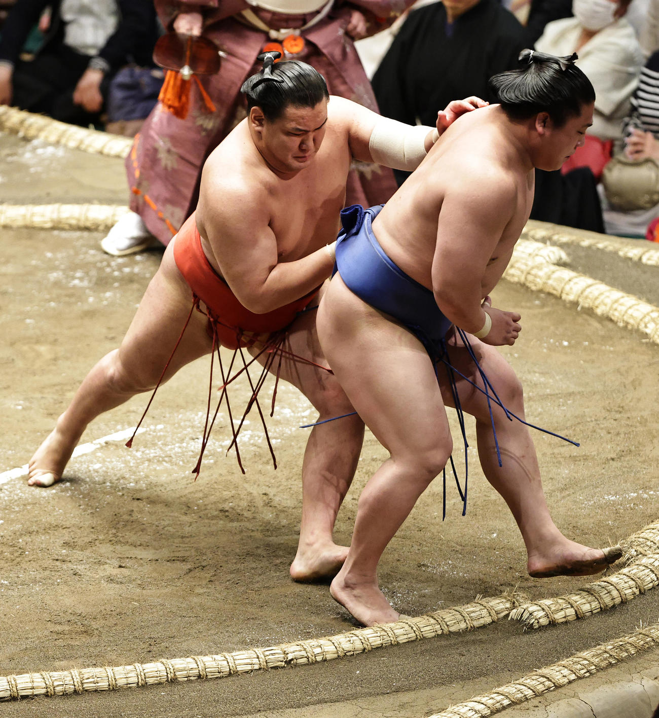 若隆景（右）を送り出しで破る豊昇龍（撮影・中島郁夫）