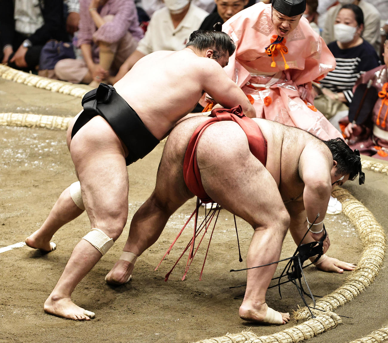 高安（右）を突き落としで破る霧馬山（撮影・中島郁夫）