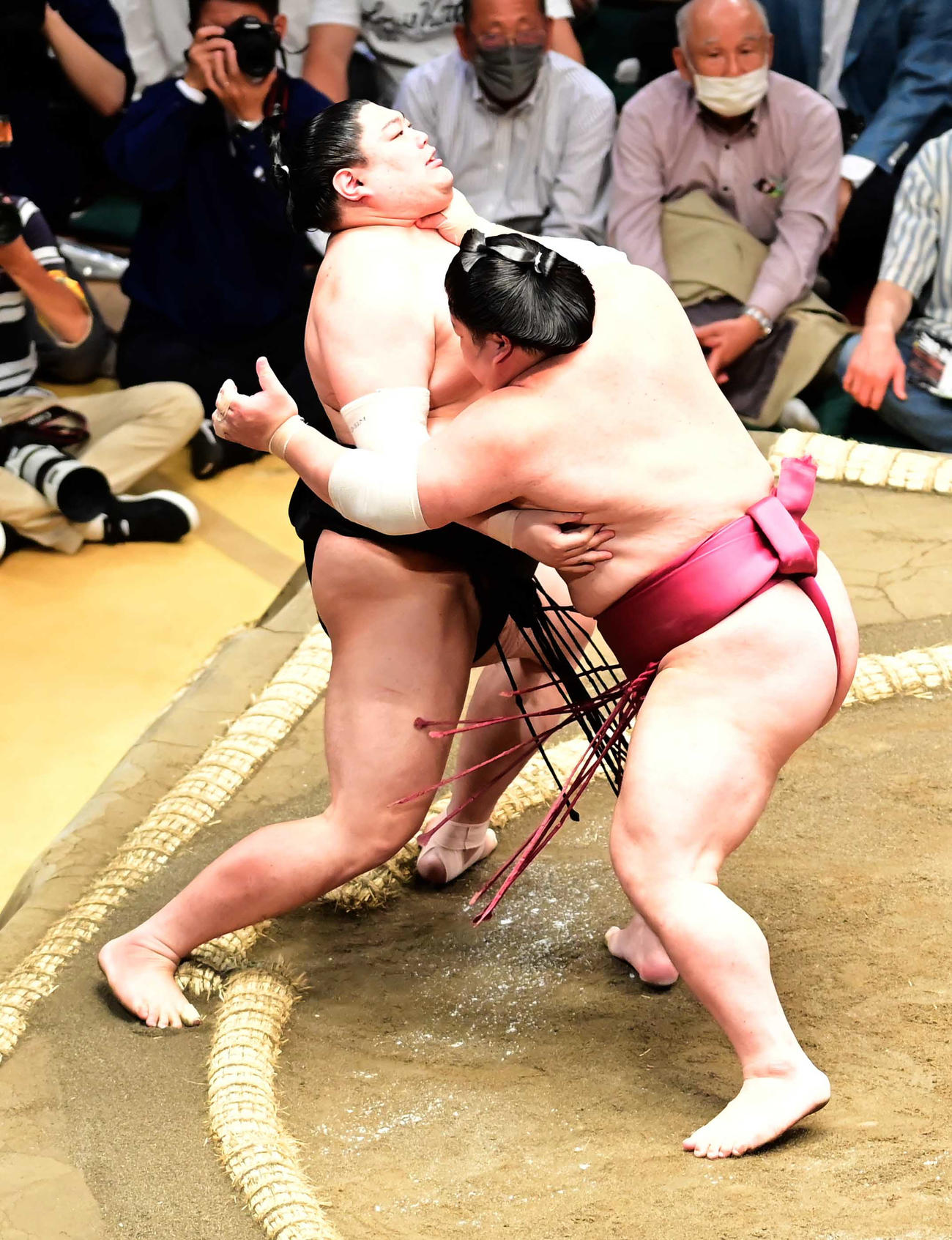 大栄翔（右）は阿炎を押し出しで破る（撮影・小沢裕）