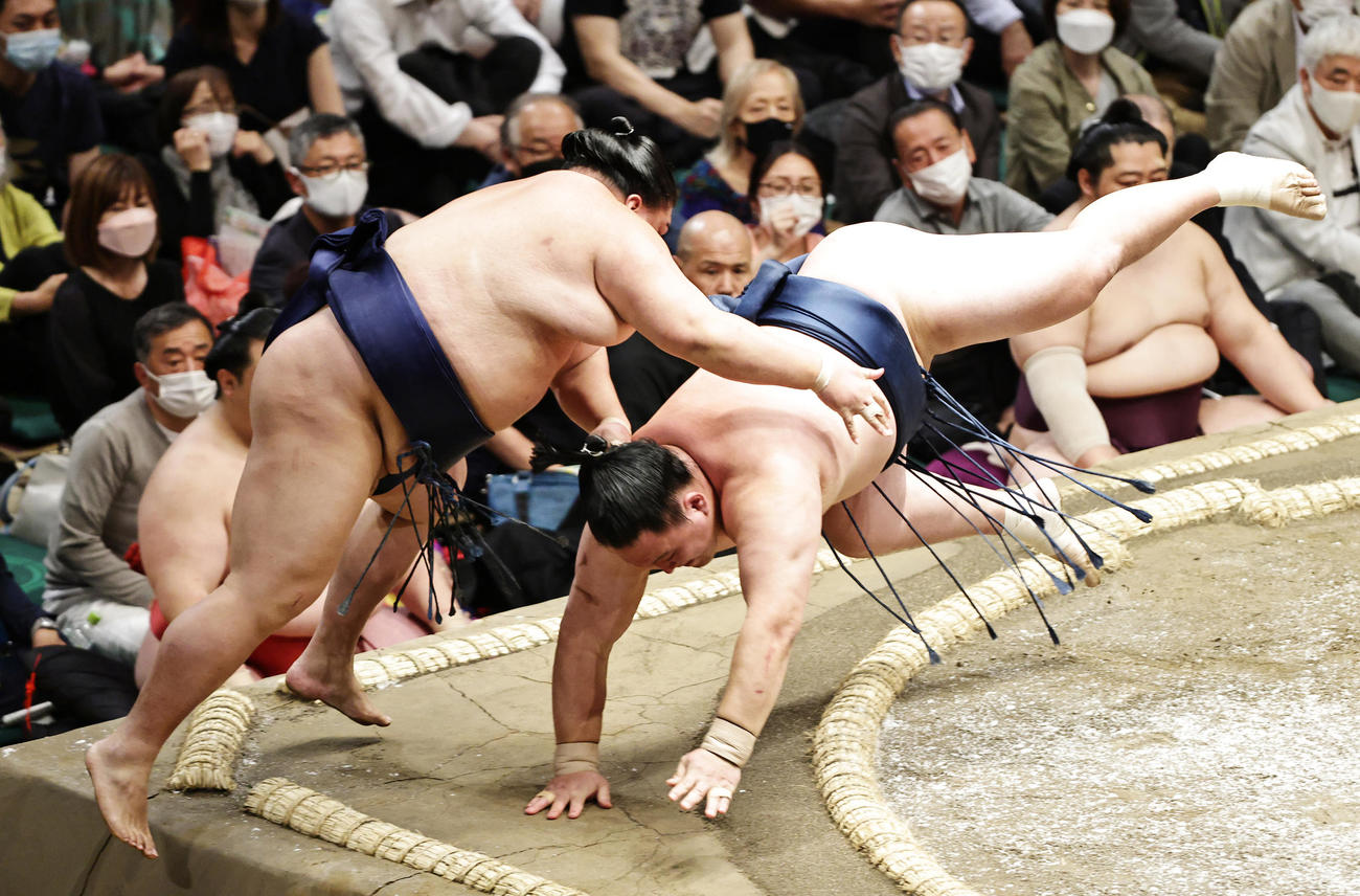 御嶽海（左）を押し出しで破る玉鷲（撮影・中島郁夫）