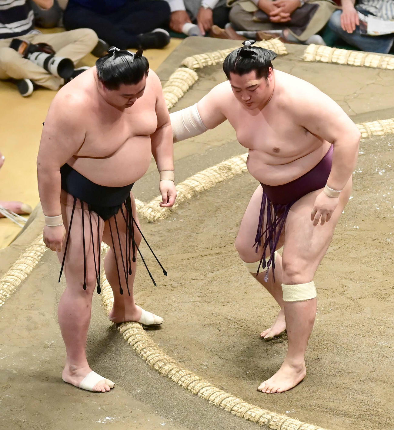 遠藤（右）は正代を寄り切りで破る（撮影・小沢裕）
