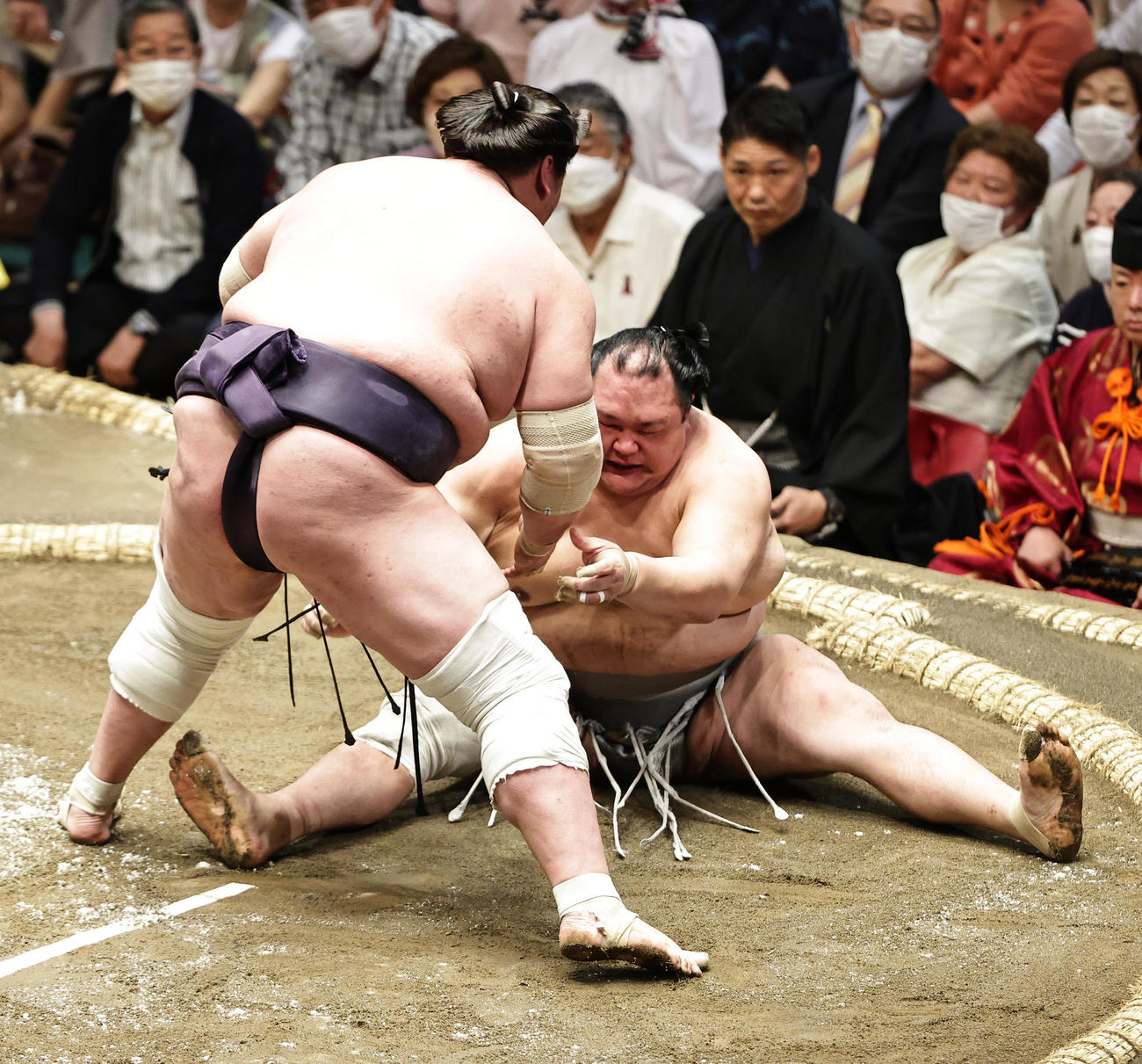 北勝富士（右）をきめ倒しで破る照ノ富士（撮影・中島郁夫）