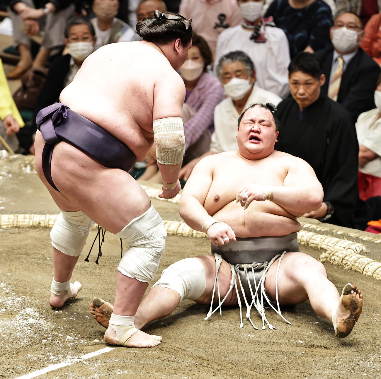 北勝富士（右）をきめ倒しで破る照ノ富士（撮影・中島郁夫）