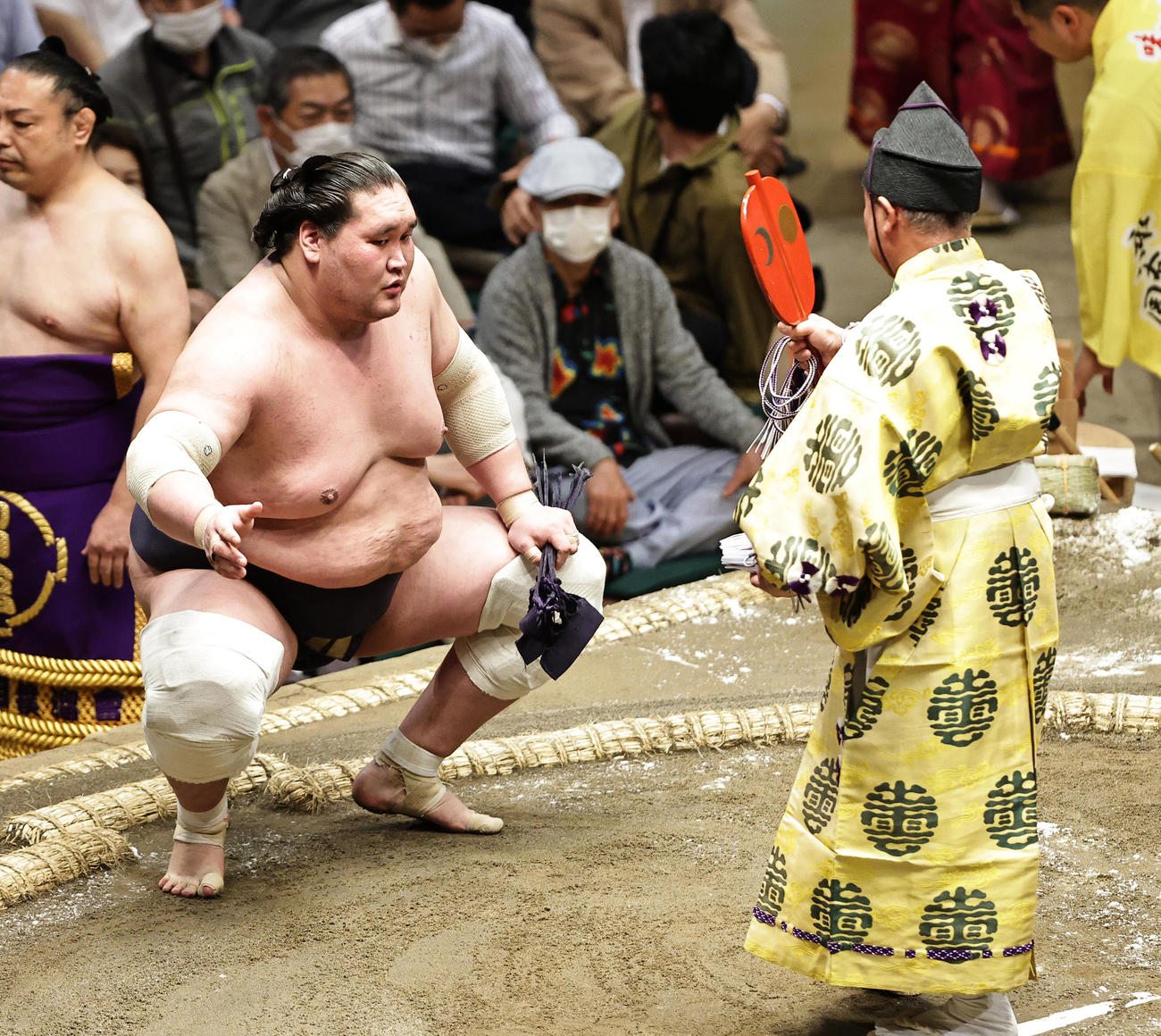 勝ち名乗りを受ける照ノ富士（撮影・中島郁夫）