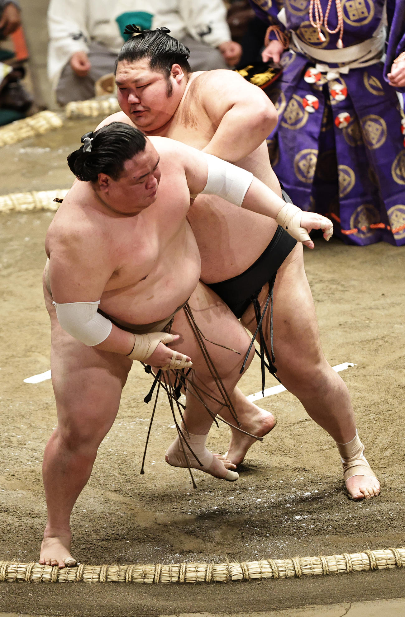 荒篤山（左）を送り出しで破る千代大龍（撮影・中島郁夫）