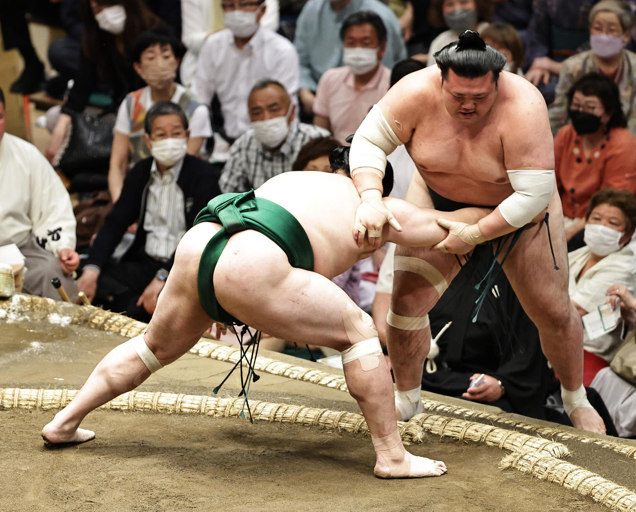 豊山（右）を寄り切りで破る佐田の海（撮影・中島郁夫）