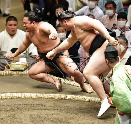 翠富士（左）を小手投げで破る東龍（撮影・中島郁夫）