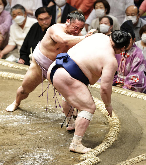 宝富士（右）を送り出しで破る琴恵光（撮影・中島郁夫）