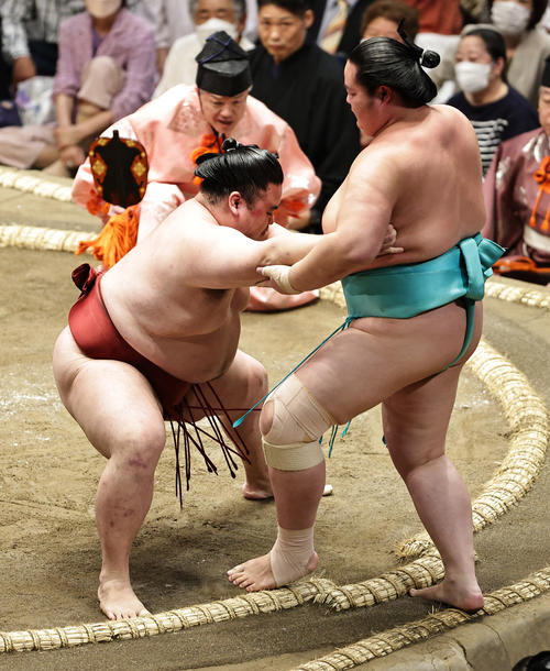 琴ノ若（右）を寄り切りで破る隆の勝（撮影・中島郁夫）