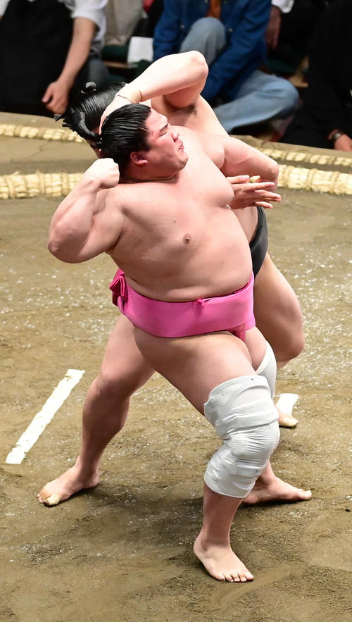 取り直しの一番で宇良（手前）は居反りを狙うも失敗に終わる（撮影・小沢裕）