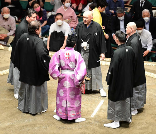 宇良と若元春の一番で物言いが付き協議する審判団（撮影・小沢裕）