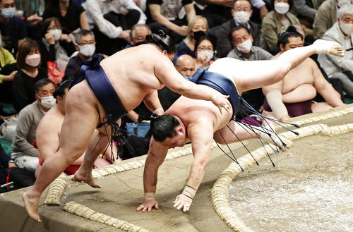 御嶽海（左）を押し出しで破る玉鷲（撮影・中島郁夫）