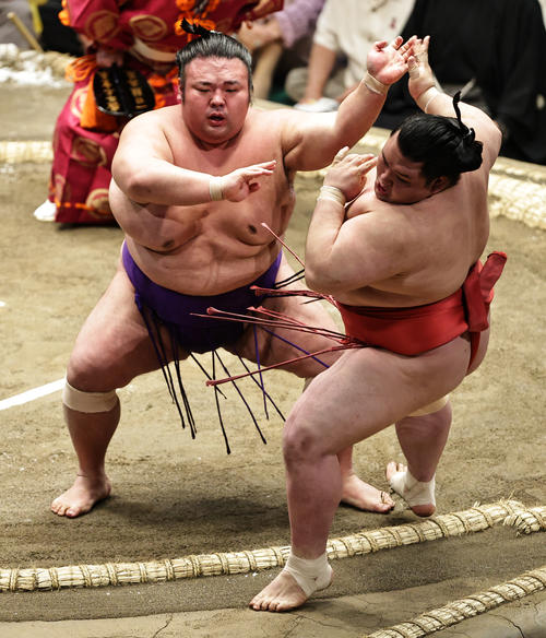 阿武咲（右）を押し倒しで破る貴景勝（撮影・中島郁夫）