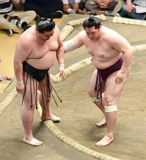 遠藤（右）は正代を寄り切りで破る（撮影・小沢裕）
