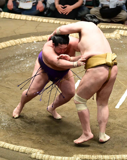 明生（左）は押し出しで輝を破る（撮影・小沢裕）