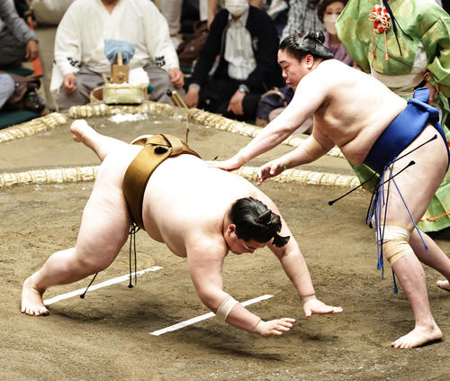 王鵬（左）を引き落としで破る一山本（撮影・中島郁夫）