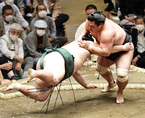錦木（左）を突き落としで破る妙義龍（撮影・中島郁夫）