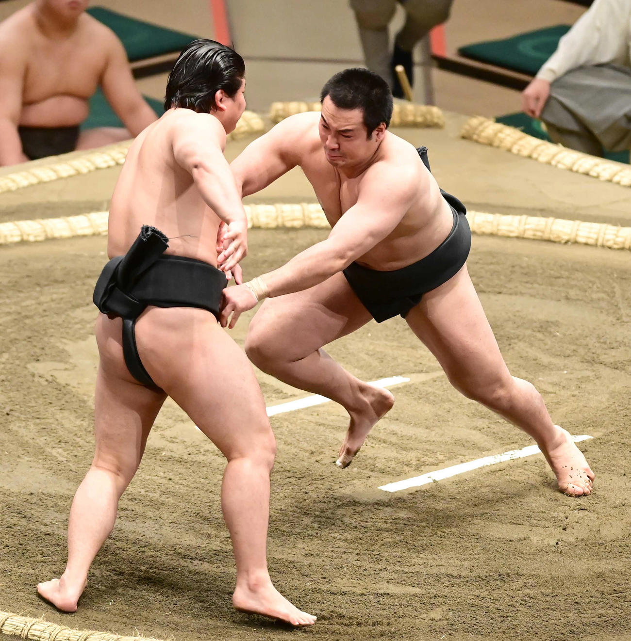前相撲で今関（左）を破り3連勝した須山（撮影・小沢裕）