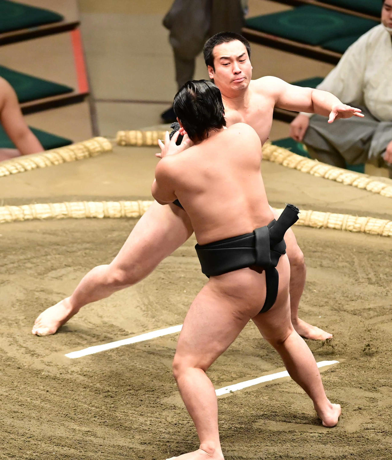 前相撲で今関（左）を破り3連勝した須山（撮影・小沢裕）