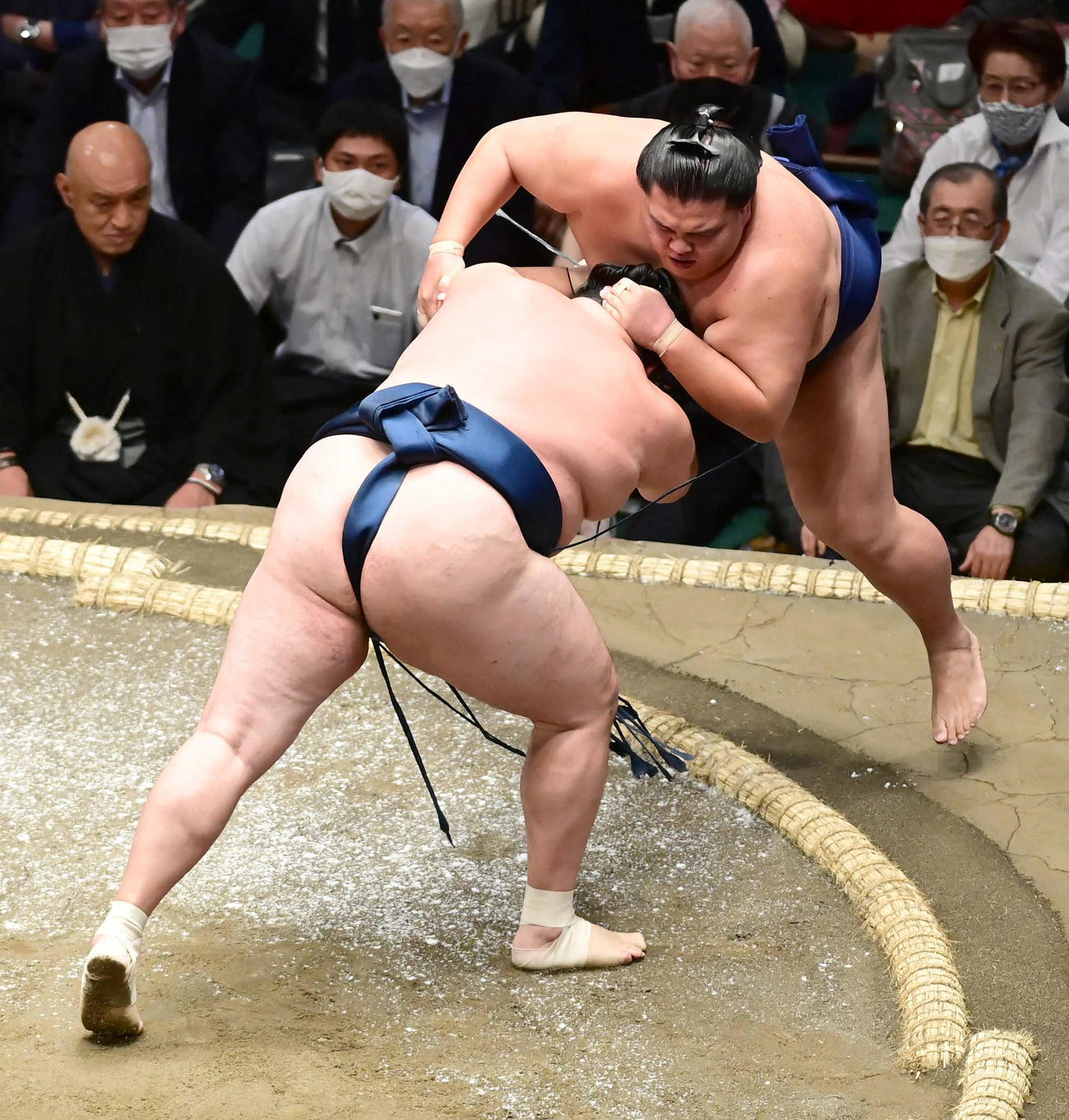 御嶽海（右）を押し出しで破る玉鷲（撮影・小沢裕）