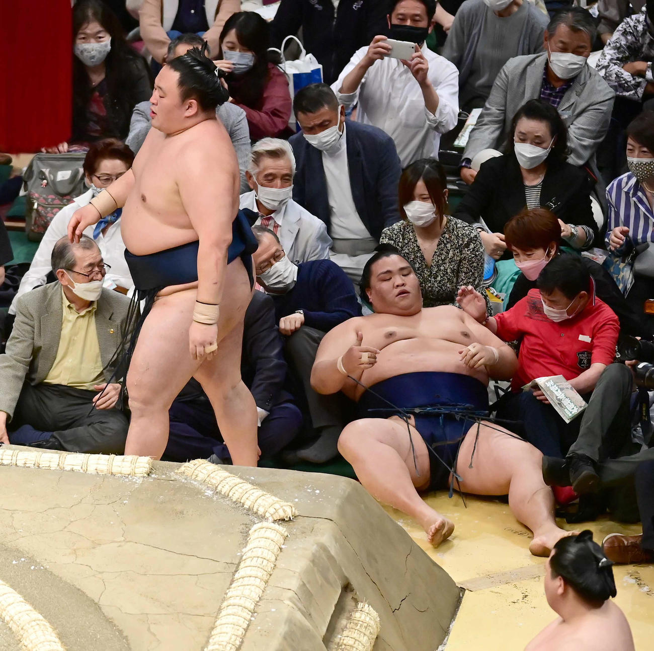 御嶽海（右）を押し出しで破る玉鷲（撮影・小沢裕）