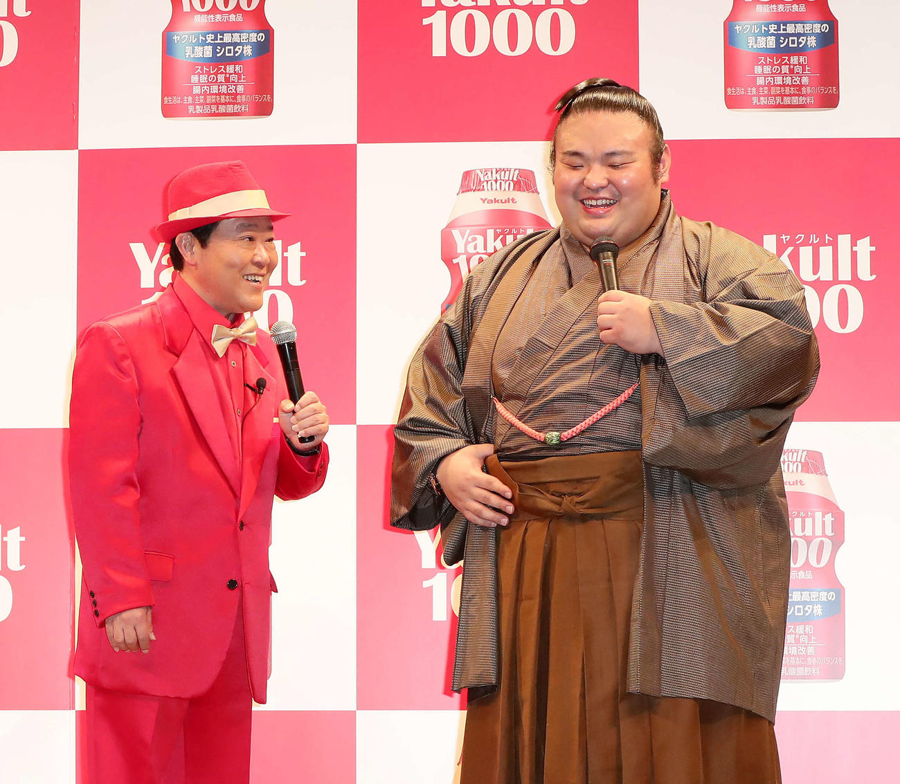 19年12月、ヤクルト1000新CMキャラクター発表会でダチョウ倶楽部の上島竜兵さん（左）との絡みで笑顔をみせる貴景勝