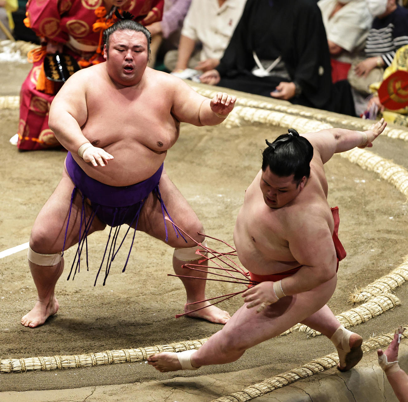 阿武咲（右）を押し倒しで破る貴景勝（撮影・中島郁夫）