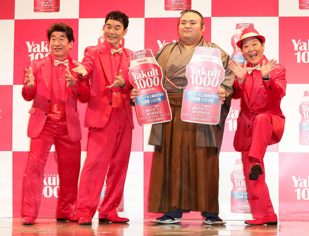 ゲストのダチョウ倶楽部のメンバーと写真に納まる貴景勝（2019年12月19日撮影）