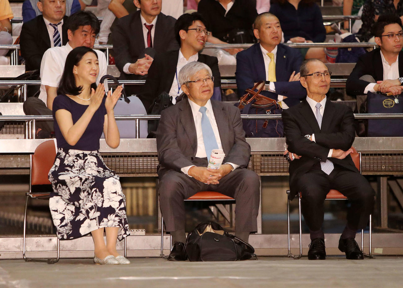 横綱審議委員会稽古総見を見つめる、左から紺野美沙子、大谷氏、王氏（2019年8月31日撮影）