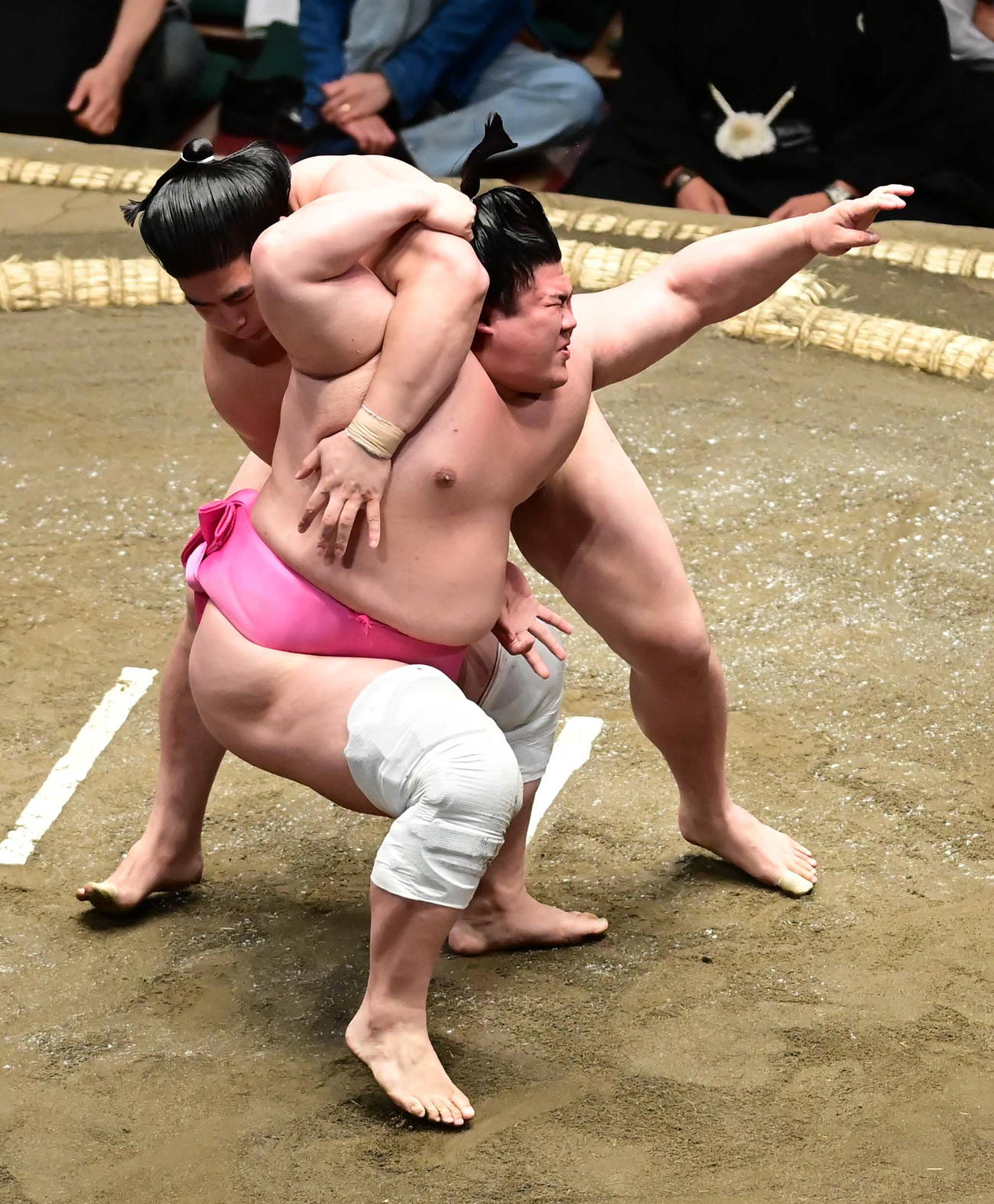 取り直しの一番で居反りを狙う宇良（手前）（撮影・小沢裕）