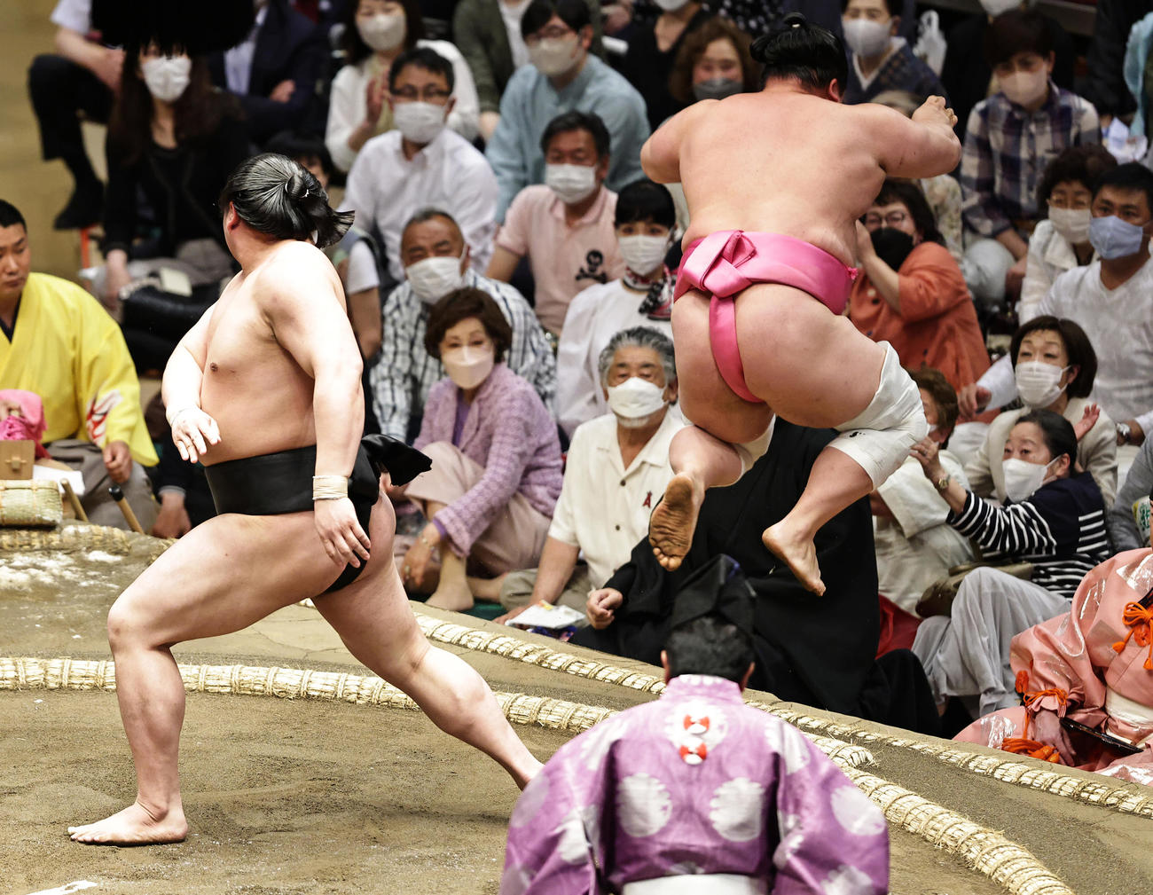 宇良（右）を送り出しで破る若元春（撮影・中島郁夫）