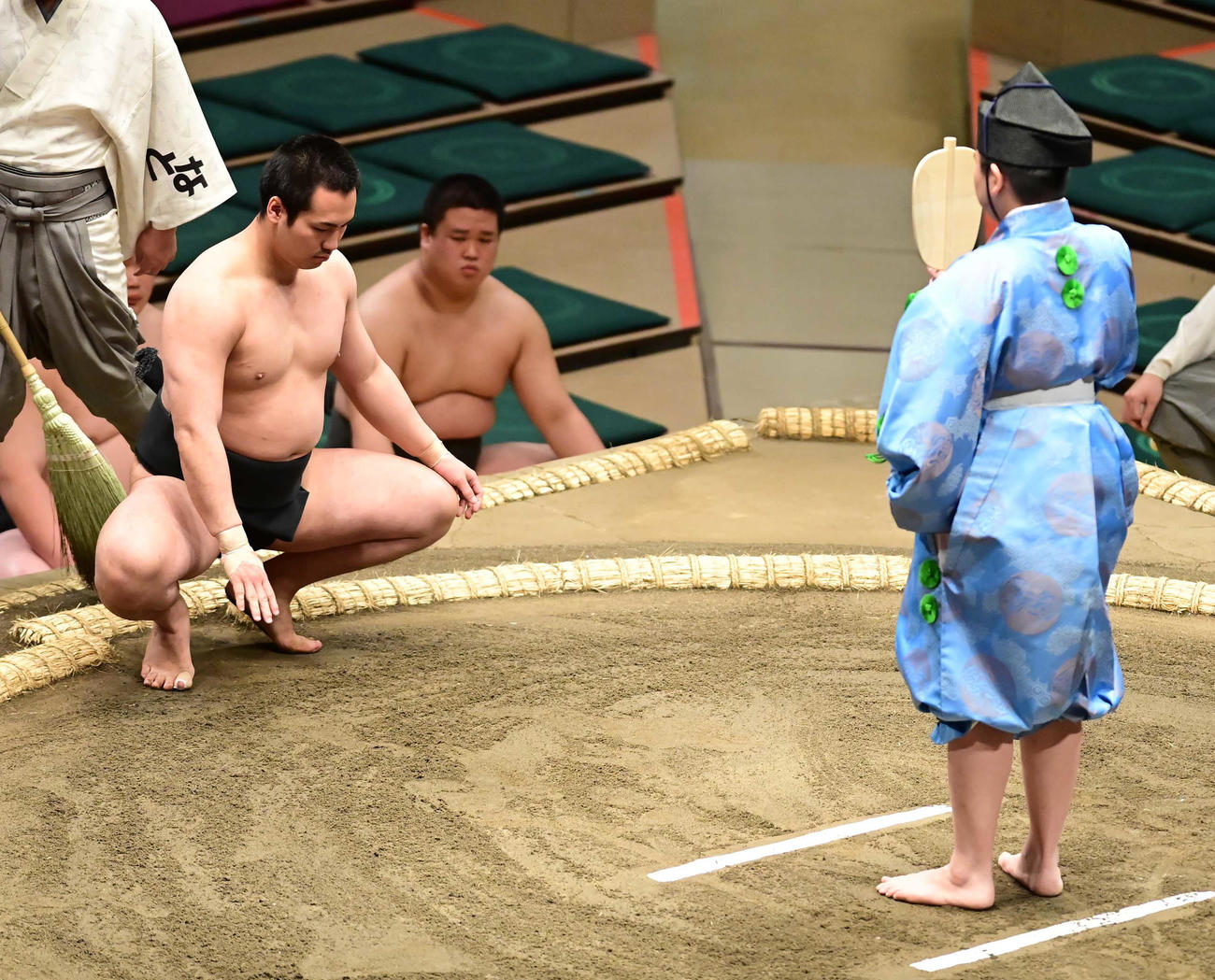 前相撲で3連勝し勝ち名乗りを受ける須山（撮影・小沢裕）