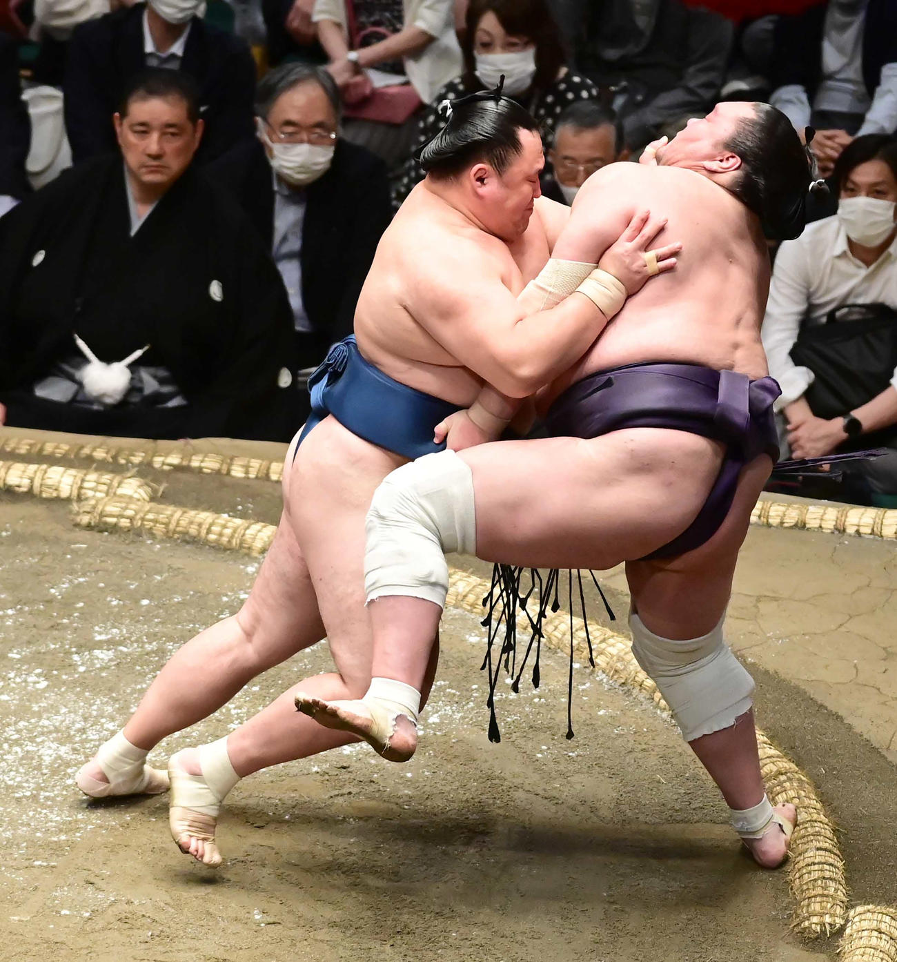 玉鷲（左）は照ノ富士を押し出しで破る（撮影・小沢裕）