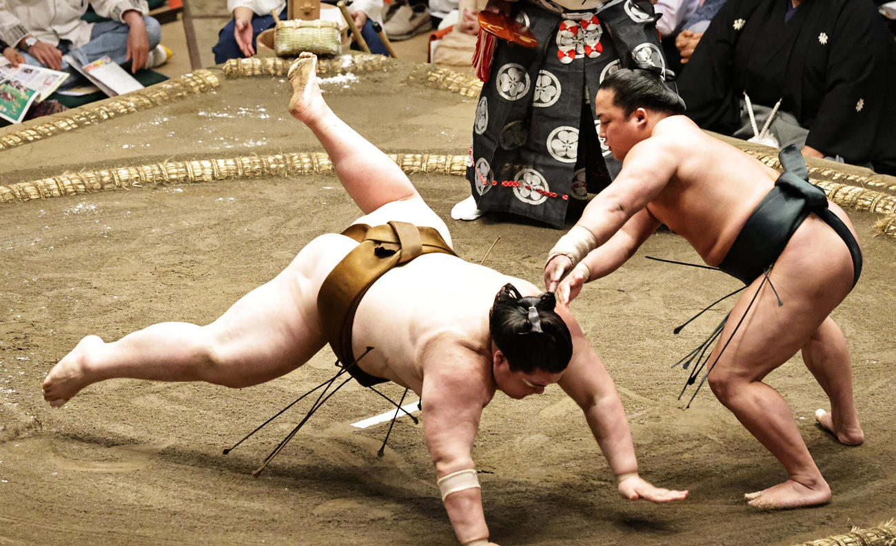 王鵬（左）をはたき込みで破る翠富士（撮影・中島郁夫）