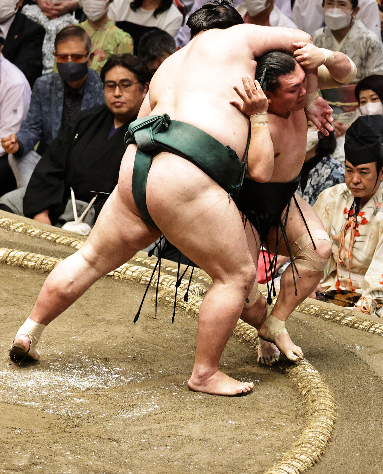 照強（右）を寄り切りで破る錦木（撮影・中島郁夫）