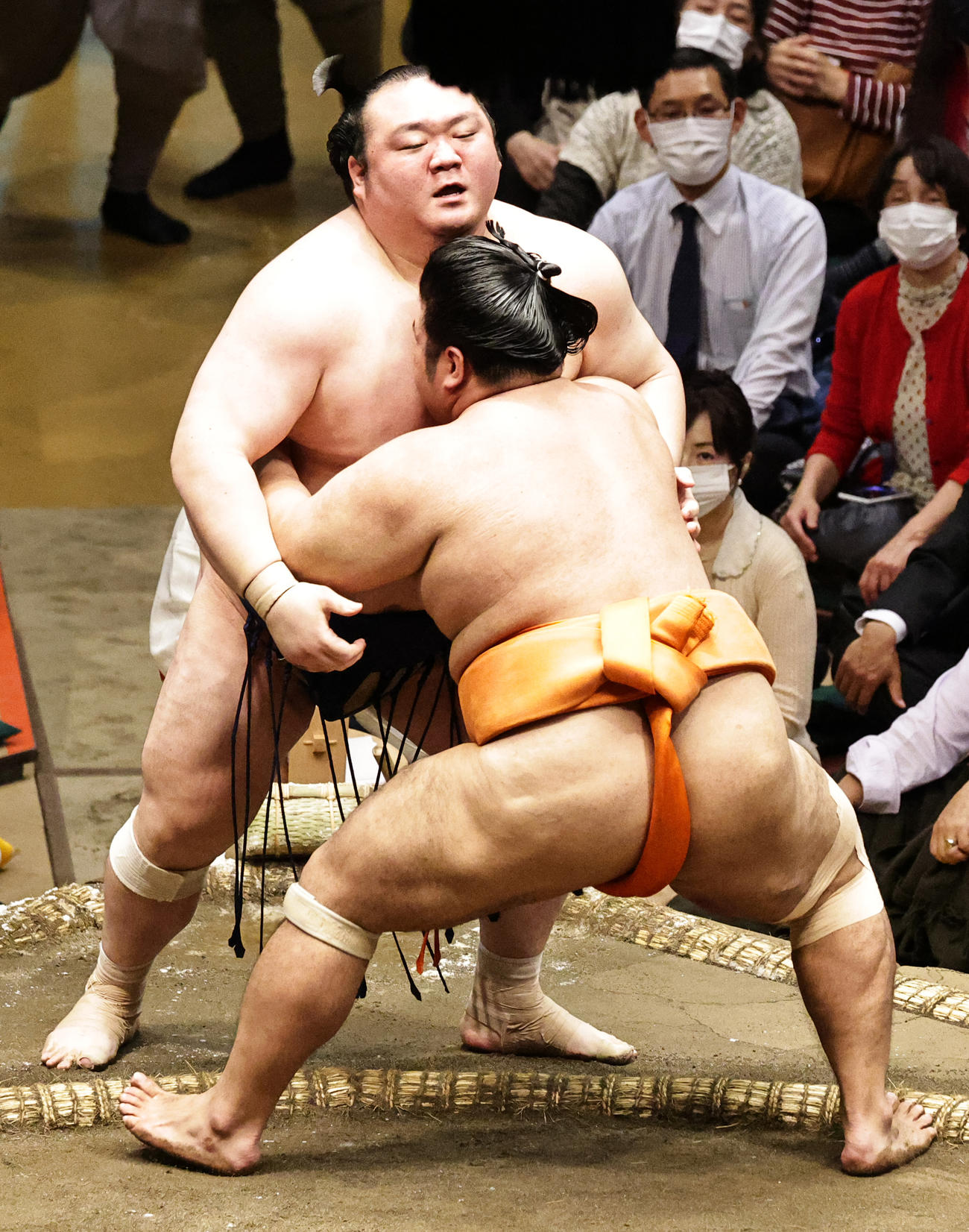 宝富士（上）を寄り切りで破る志摩ノ海（撮影・中島郁夫）