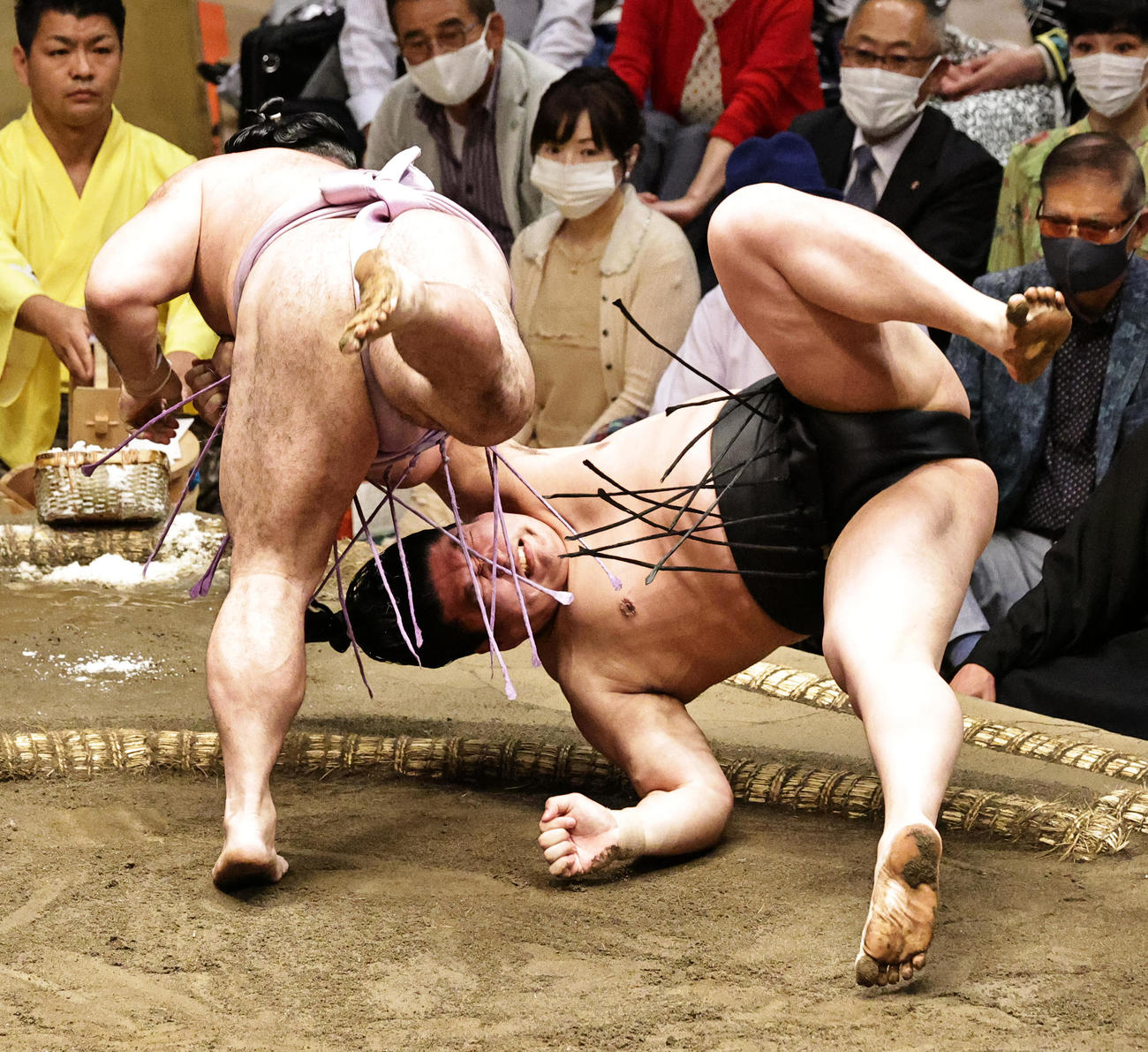 若元春（右）をとったりで破る琴恵光（撮影・中島郁夫）