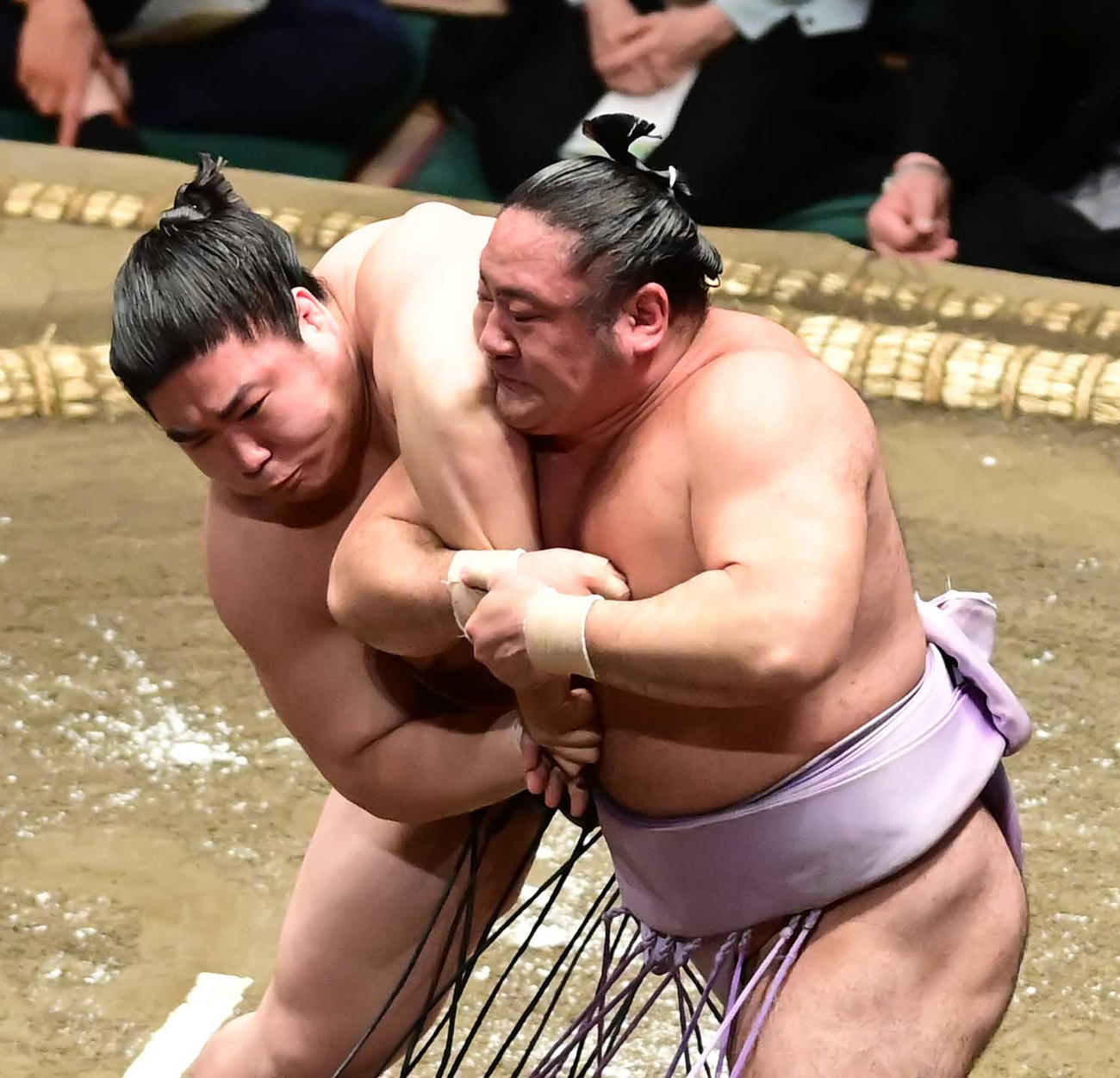 琴恵光（右）はとったりで若元春を破る（撮影・小沢裕）