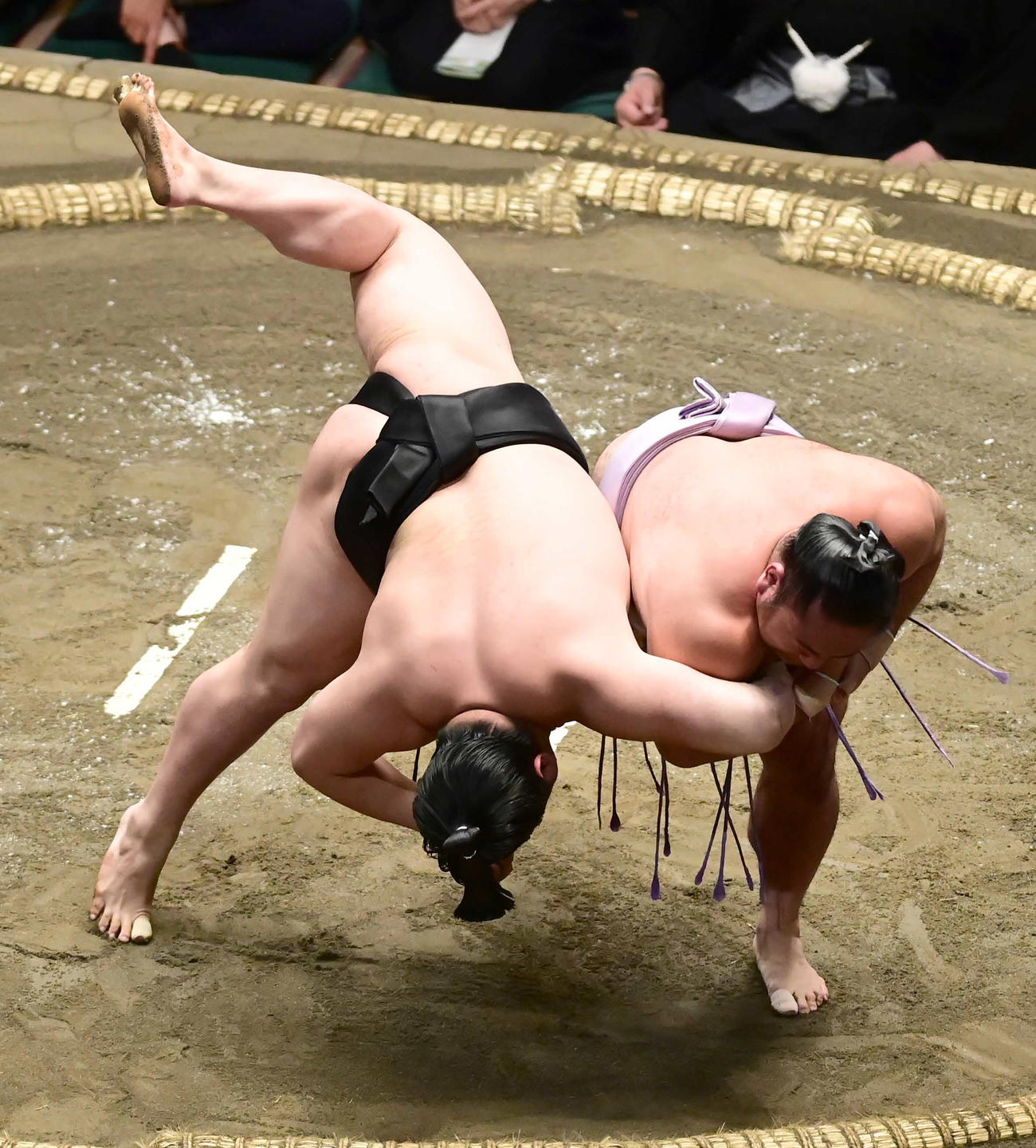 琴恵光（右）はとったりで若元春を破る（撮影・小沢裕）