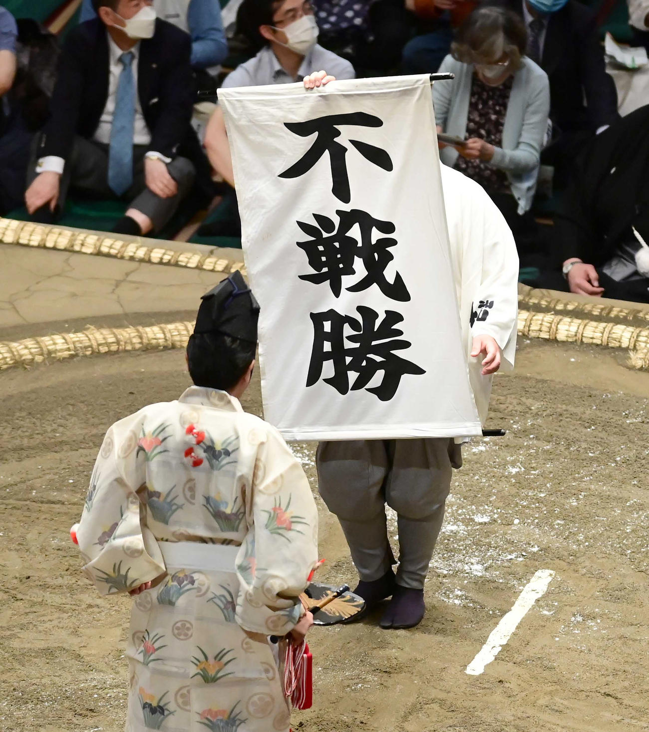 阿武咲の休場により翔猿の不戦勝を知らせる幕が掲げられる（撮影・小沢裕）
