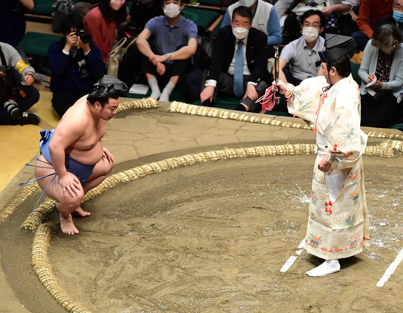 阿武咲の休場により翔猿（左）が不戦勝となり勝ち名乗りを受ける（撮影・小沢裕）