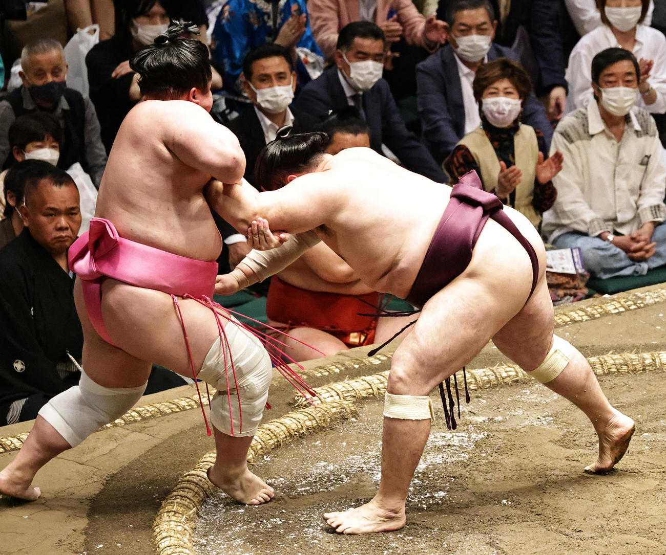 宇良（左）を押し出しで破る遠藤（撮影・中島郁夫）
