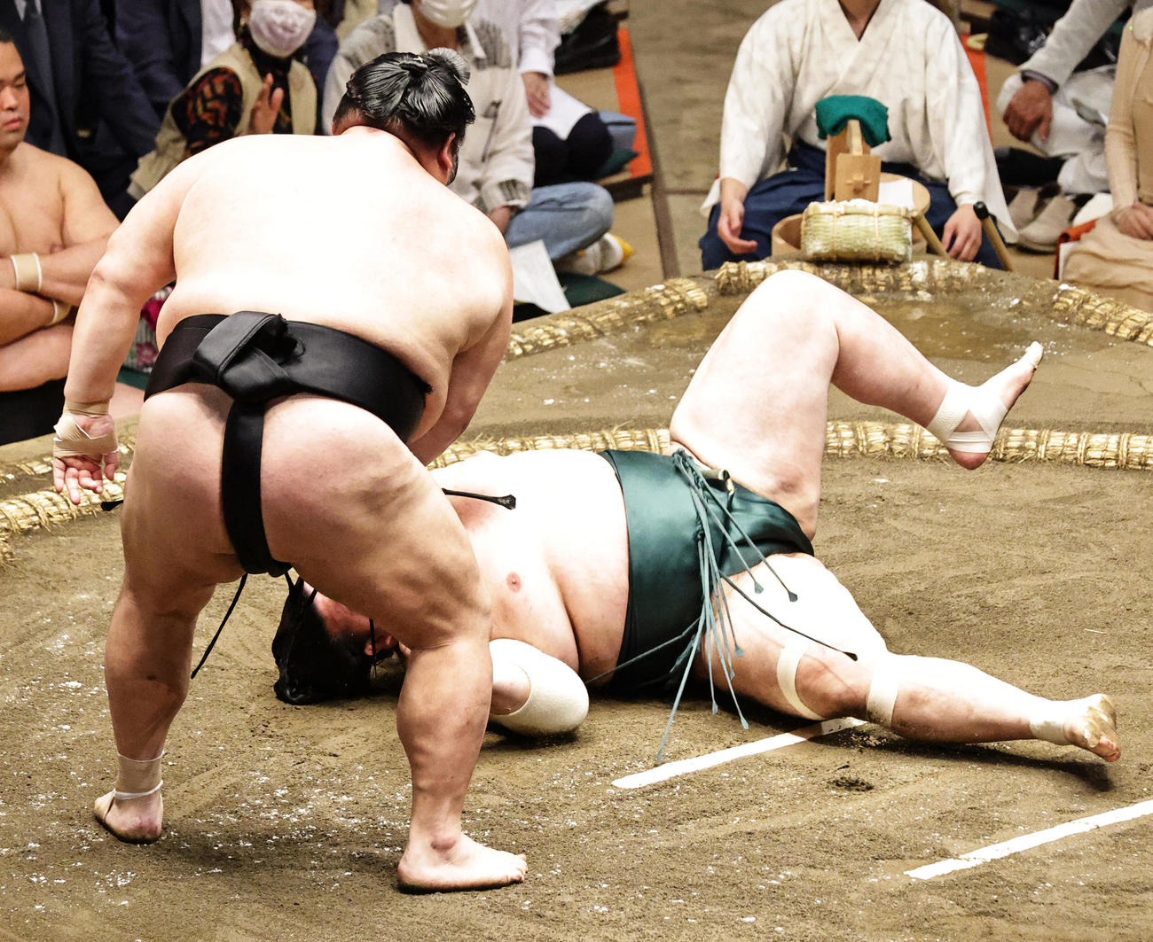 豊山（右）をはたき込みで破る千代大龍（撮影・中島郁夫）